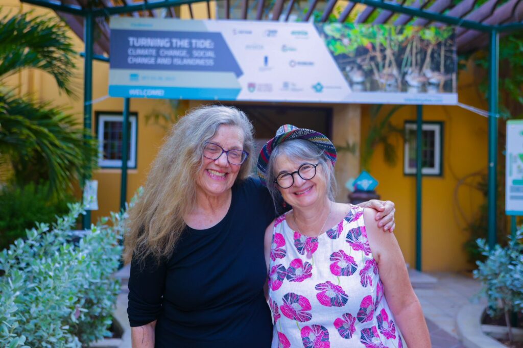 Laurie and Jean infront of the University of Aruba at the event Turning the Tides